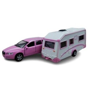 Rózsaszínű Volvo, lakóautóval